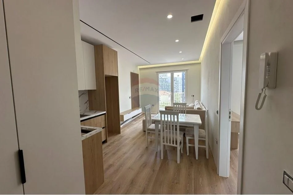 Tirane, jepet me qera apartament 1+1+Ballkon Kati 4, 70 m² 500 € (5 Maji)