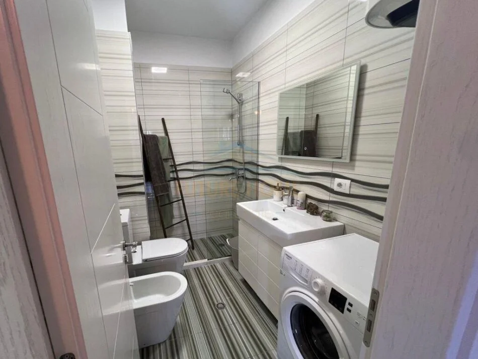 Tirane, jepet me qera apartament 2+1 , 100 m² 700 € (Kopshti Zoologjik)