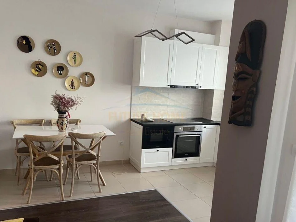 Tirane, jepet me qera apartament 2+1 , 100 m² 700 € (Kopshti Zoologjik)