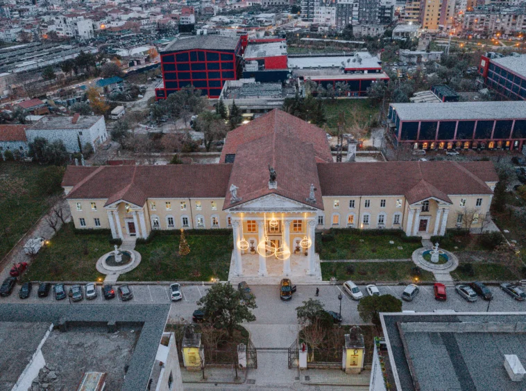 Tirane, shitet apartament , 220 m² 370.000 € (kinostudio)