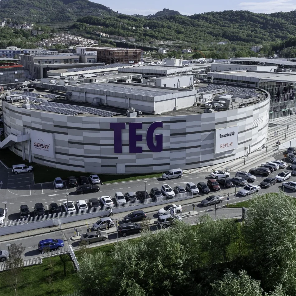 Tirane, shitet ambjent biznesi , 2.100 m² 3.300.000 € (TEG)