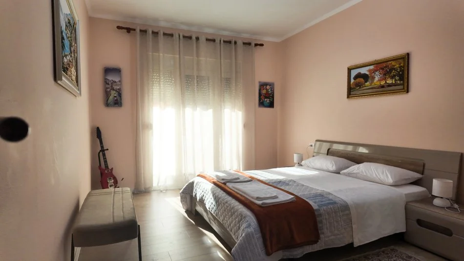 Tirane, jepet me qera apartament 2+1+Ballkon Kati 3, 750 € (Minepeza)
