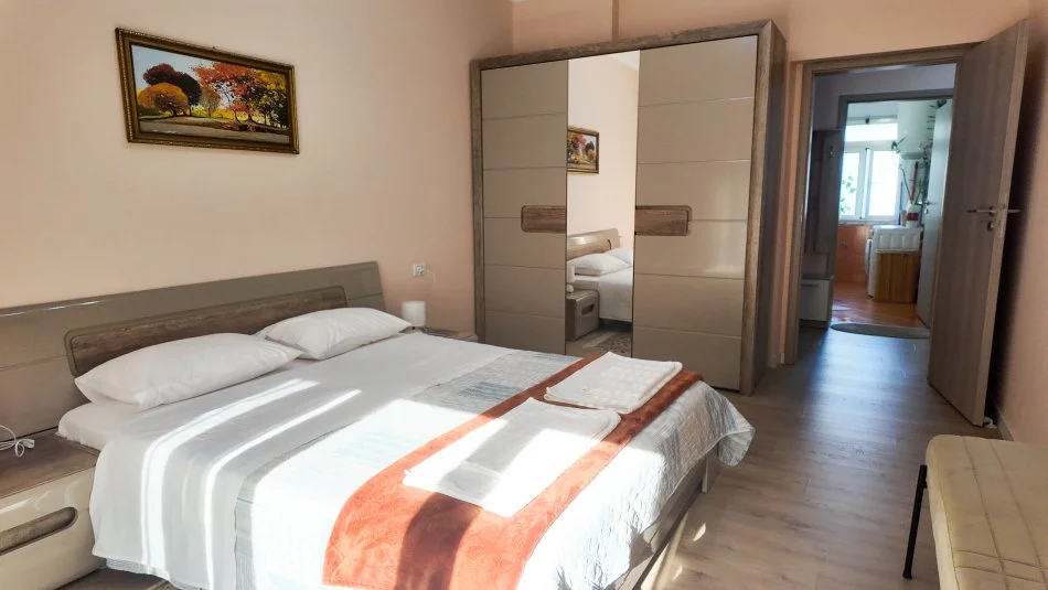 Tirane, jepet me qera apartament 2+1+Ballkon Kati 3, 750 € (Minepeza)