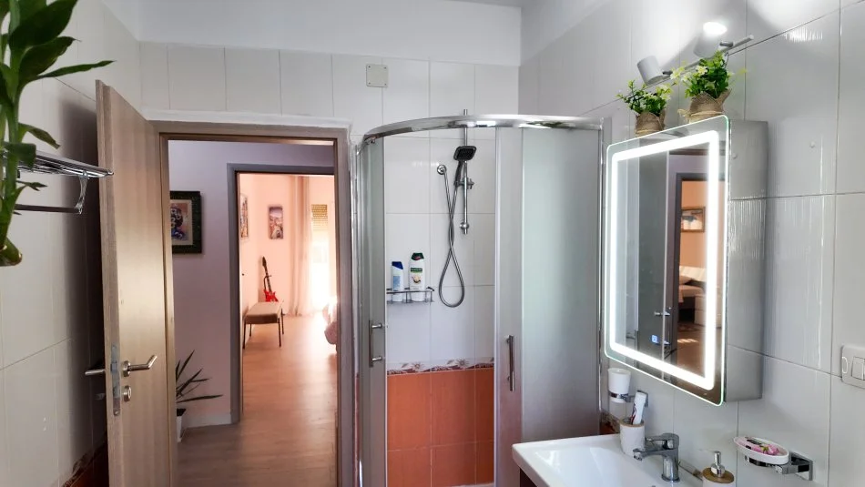 Tirane, jepet me qera apartament 2+1+Ballkon Kati 3, 750 € (Minepeza)