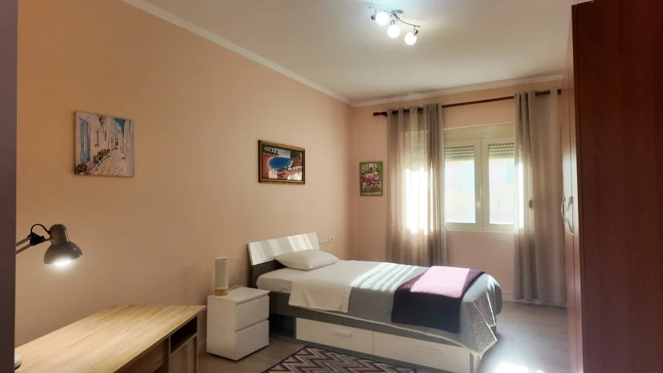 Tirane, jepet me qera apartament 2+1+Ballkon Kati 3, 750 € (Minepeza)