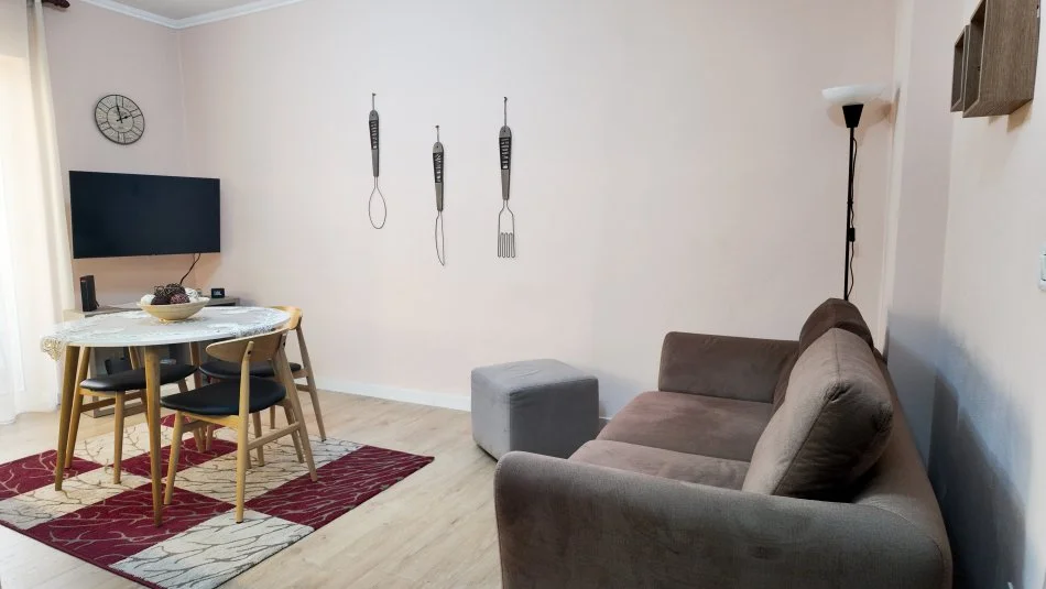 Tirane, jepet me qera apartament 2+1+Ballkon Kati 3, 750 € (Minepeza)