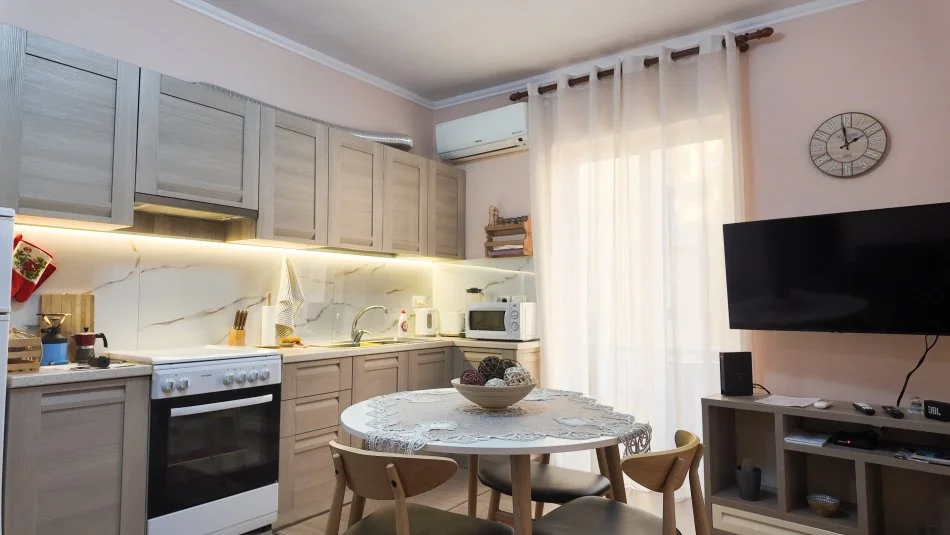 Tirane, jepet me qera apartament 2+1+Ballkon Kati 3, 750 € (Minepeza)