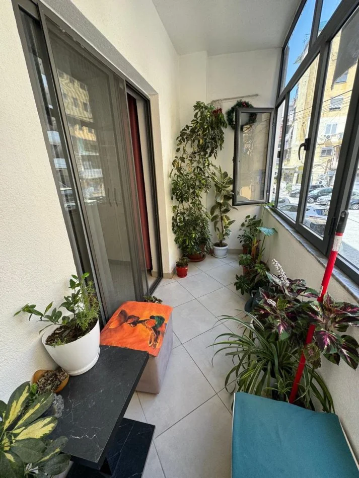 Tirane, jepet me qera apartament 2+1 Kati 1, 87 m² 600 € 