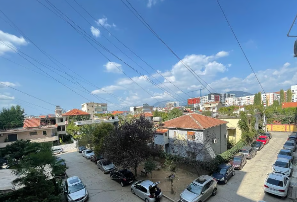 Tirane, jepet me qera Vile 2+1 Kati 2, 100 m² 400 € ( JEPET ME QERA HYRJA NE VILE 2+1+2 – TEK FIORI DI BOSCO – I MOBILUAR)