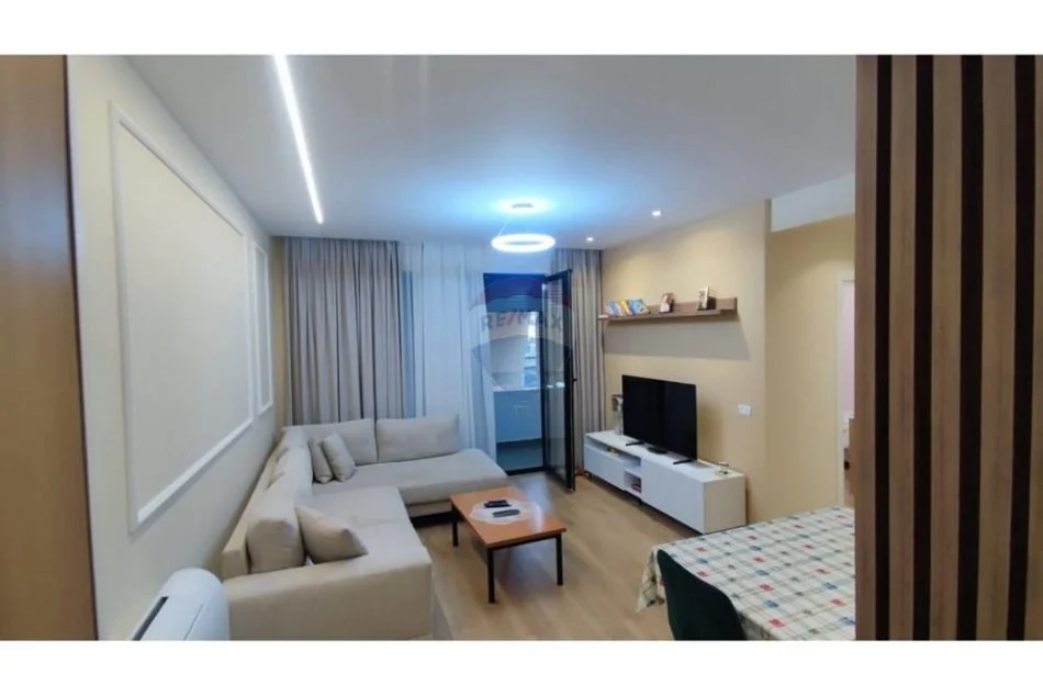 Tirane, jepet me qera apartament 2+1+Ballkon , 90 m² 700 € 