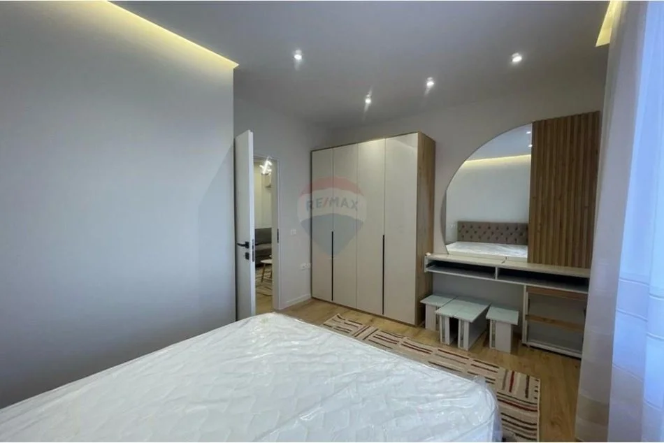 Tirane, jepet me qera apartament 1+1+Ballkon Kati 6, 65 m² 650 € (Komuna Parisit)