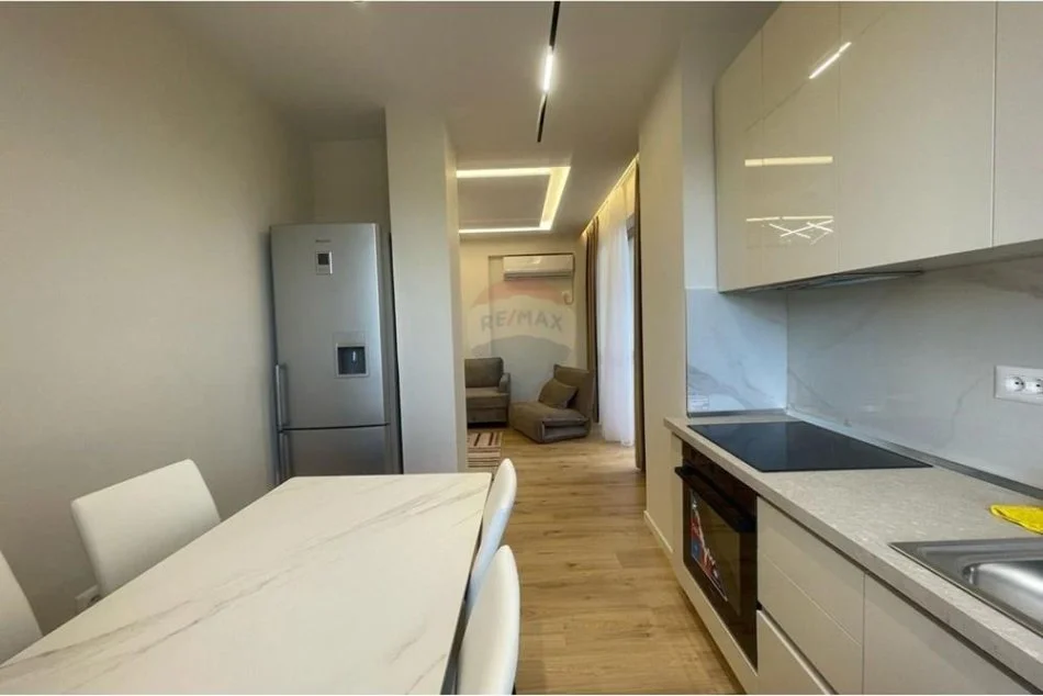 Tirane, jepet me qera apartament 1+1+Ballkon Kati 6, 65 m² 650 € (Komuna Parisit)