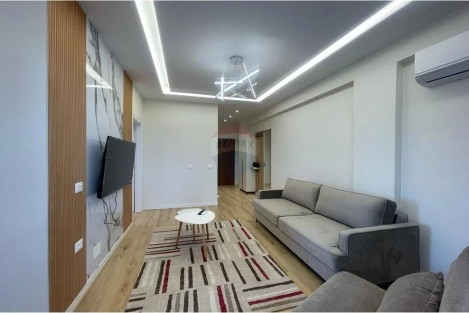 Tirane, jepet me qera apartament 1+1+Ballkon Kati 6, 65 m² 650 € (Komuna Parisit)
