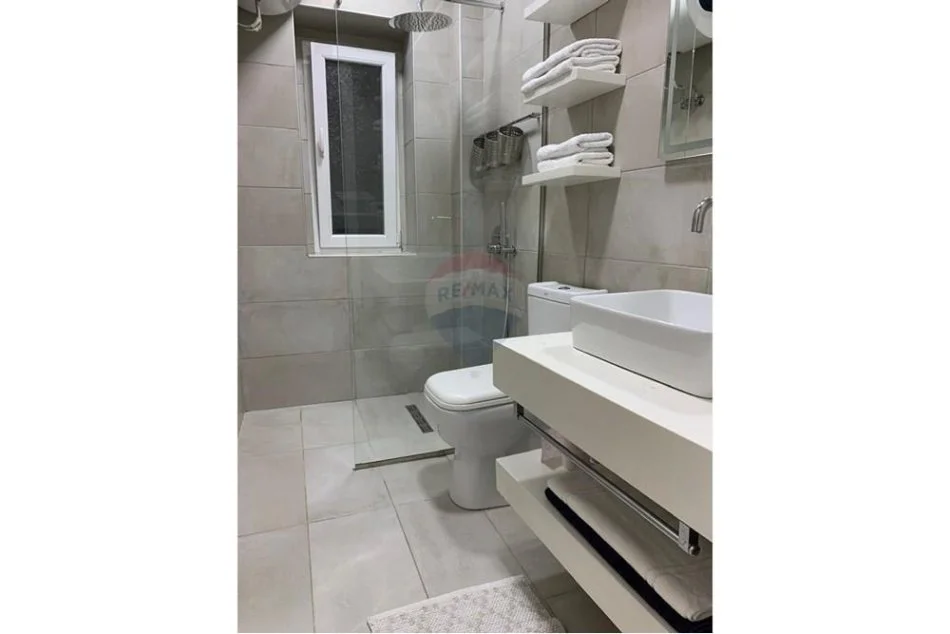 Tirane, jepet me qera apartament 1+1+Ballkon Kati 2, 65 m² 700 € (9 Katshet)