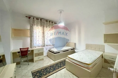 Tirane, jepet me qera apartament 2+1+Aneks+Ballkon Kati 4, 122 m² 750 € (Komuna e Parisit)