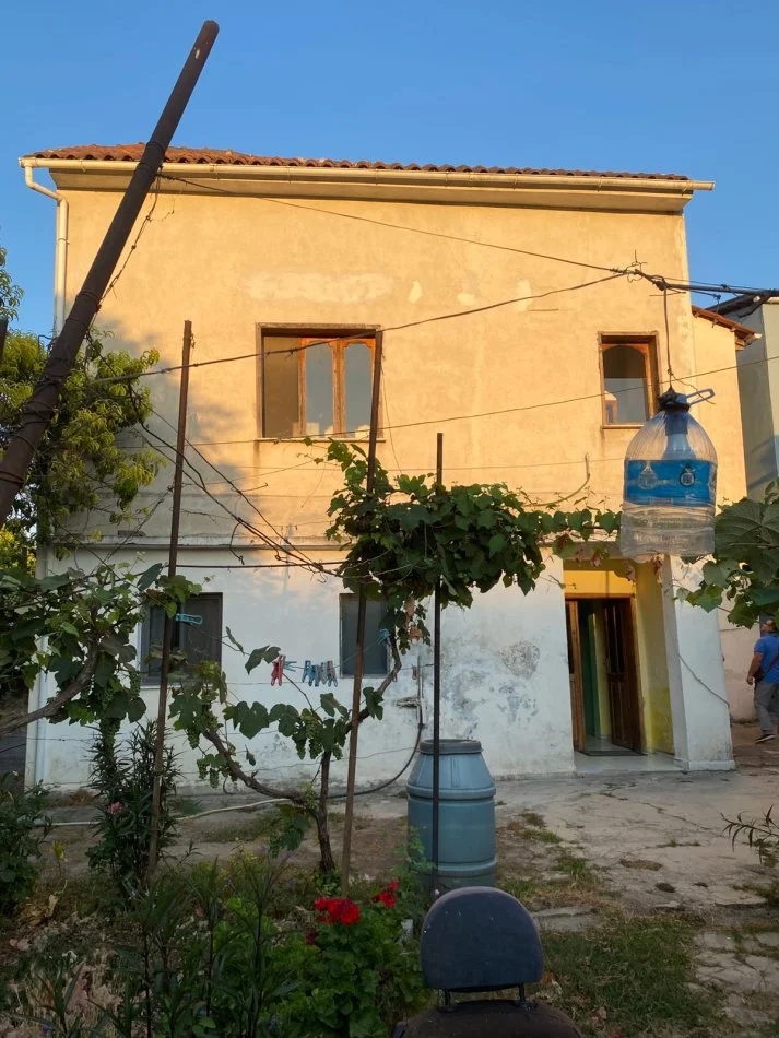 Tirane, shitet shtepi 2 Katshe , 190 m² 118.000 € (ne zonen e Treshit afer shkolles Kol Jakova Tirane)