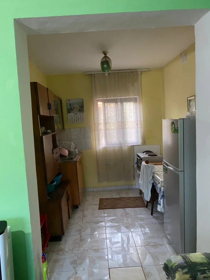Tirane, shitet shtepi 2 Katshe , 190 m² 118.000 € (ne zonen e Treshit afer shkolles Kol Jakova Tirane)