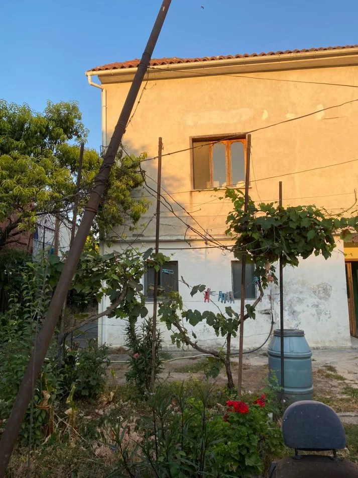 Tirane, shitet shtepi 2 Katshe , 190 m² 118.000 € (ne zonen e Treshit afer shkolles Kol Jakova Tirane)