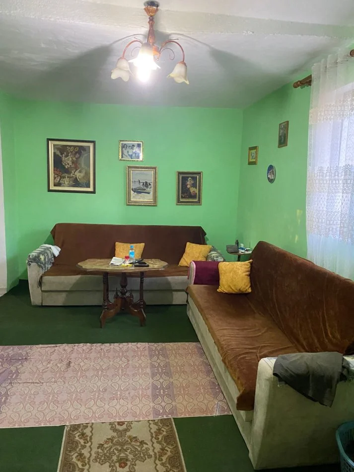 Tirane, shitet shtepi 2 Katshe , 190 m² 118.000 € (ne zonen e Treshit afer shkolles Kol Jakova Tirane)