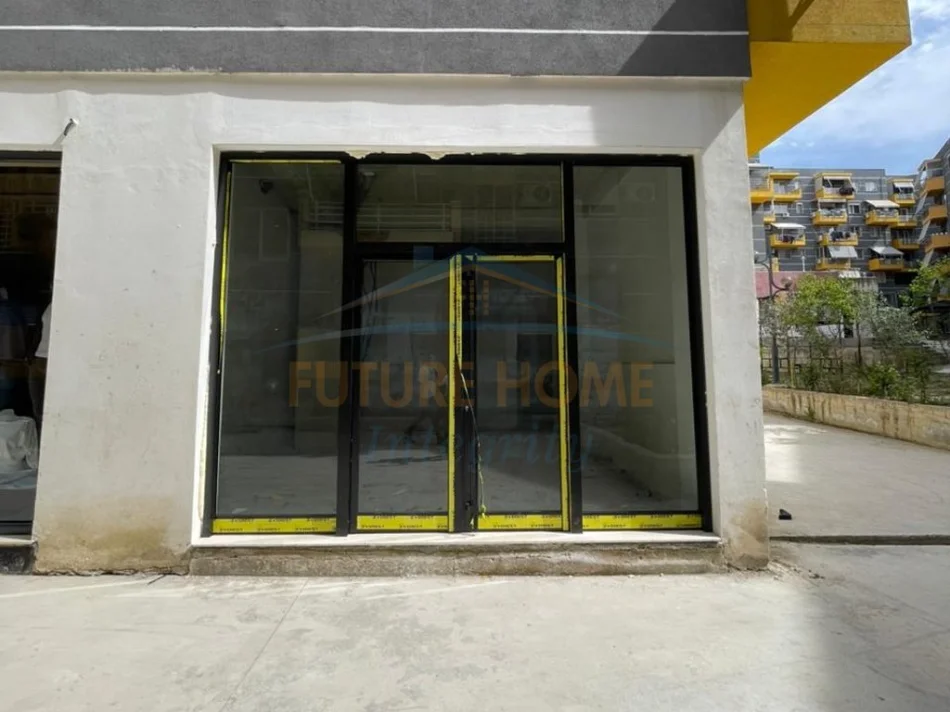 Tirane, shitet dyqan Kati 0, 40 m² 60.000 € (SHKOZE , Kompleksi Tom Doshi)