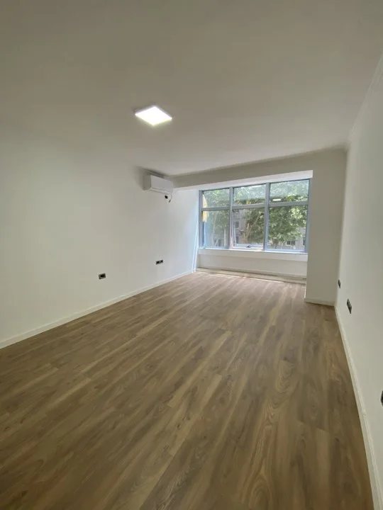 Tirane, jepet me qera zyre Kati 2, 82 m² 600 € (Rruga e Kavajes)