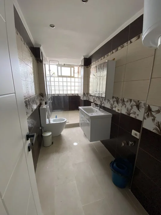 Tirane, jepet me qera zyre Kati 2, 82 m² 600 € (Rruga e Kavajes)