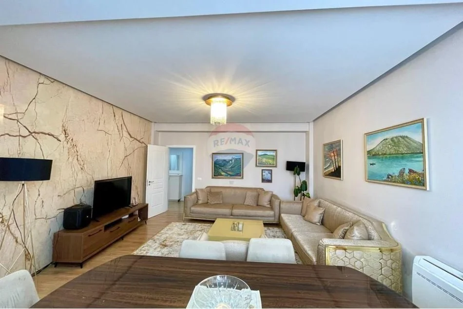 Tirane, jepet me qera apartament 2+1+Ballkon Kati 4, 125 m² 900 € 