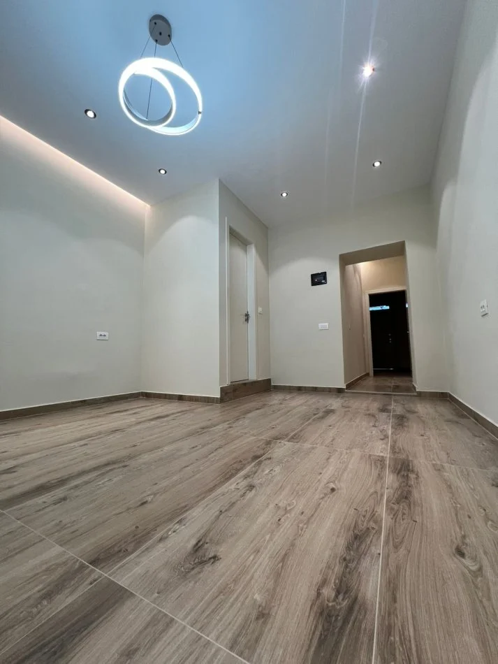 Tirane, jepet me qera zyre Kati 1, 30 m² 650 € (DREJTORIA POLICISE)