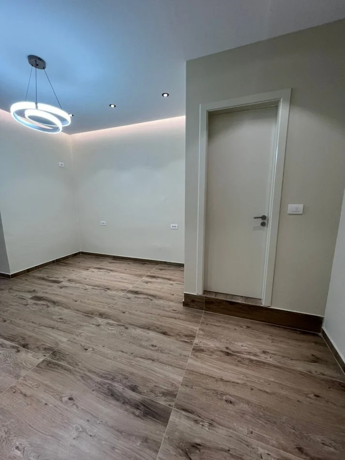 Tirane, jepet me qera zyre Kati 1, 30 m² 650 € (DREJTORIA POLICISE)
