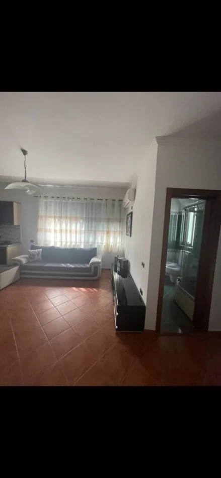 Tirane, jepet me qera apartament 1+1 Kati 3, 60 m² 450 € (Rruga e Durresit)