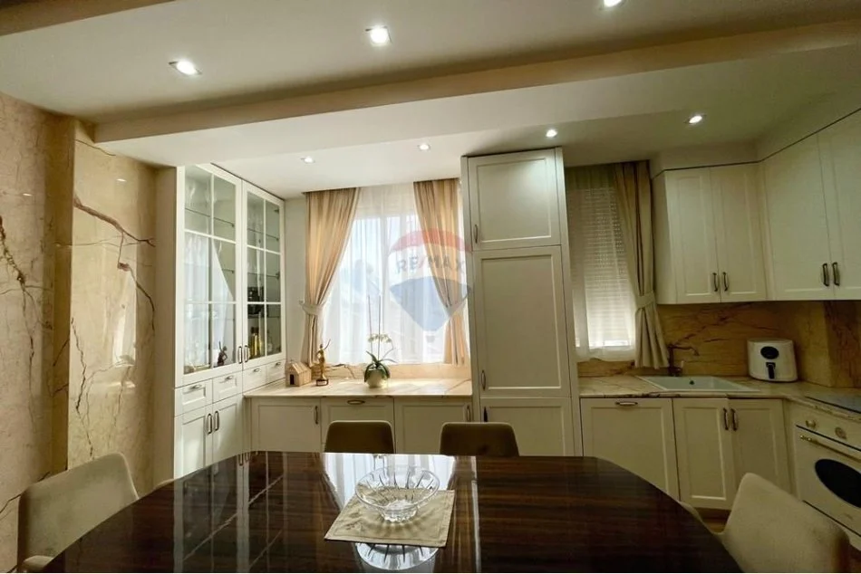 Tirane, jepet me qera apartament 2+1+Ballkon Kati 4, 125 m² 900 € 