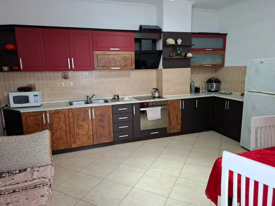 Tirane, jepet me qera apartament 2+1 Kati 8, 700 m² 700 € (rruga durresit)