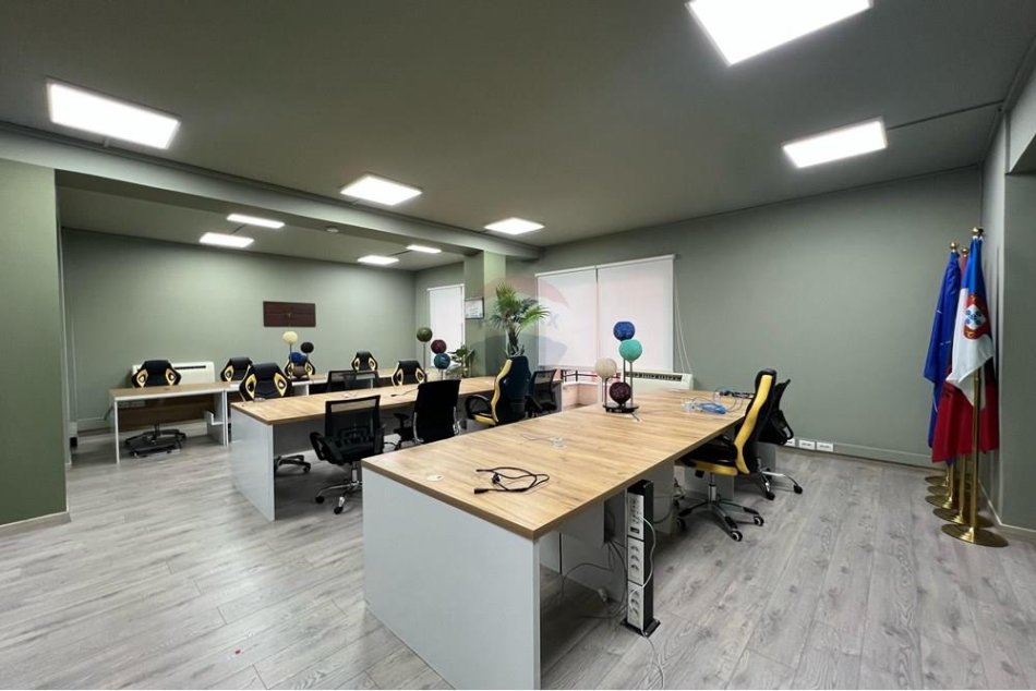 Tirane, jepet me qera zyre Kati 5, 290 m² 3.550 € (Bllok)