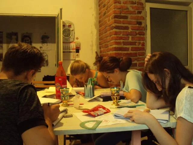 Tirane, Kurs Italishte , jashte praktikave tradicionale