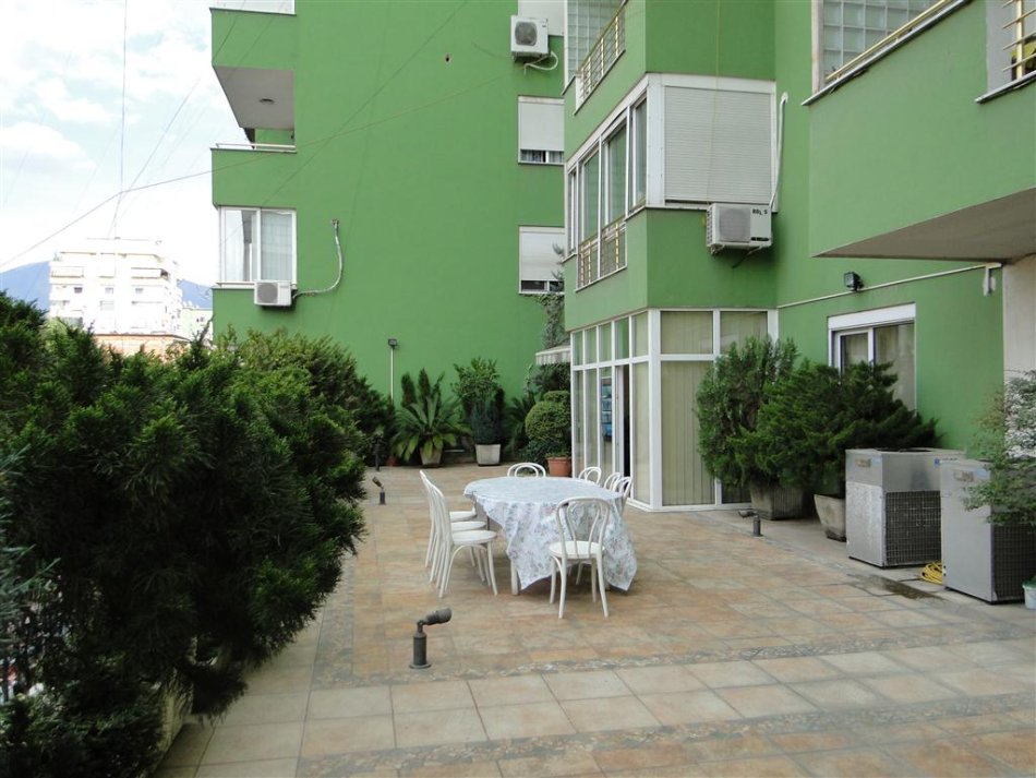 Tirane, jepet me qera nga Pronari, pa-komision zyre Kati 1, 550 m² 5.000 € (Rruga Brigada e VIII)