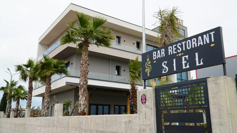 Durres, jepet me qera Hotel, ne Sektor Rinia,Durres