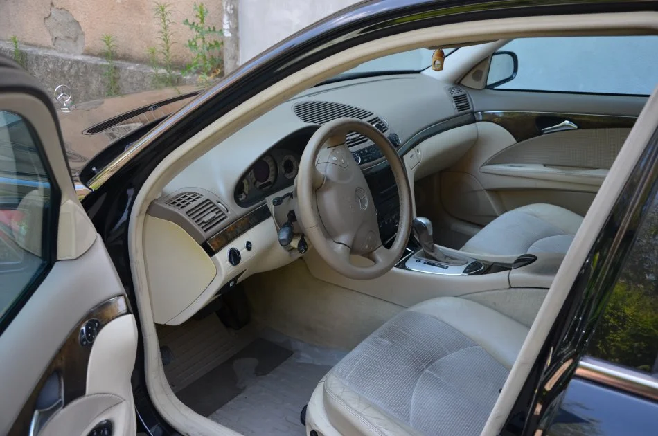 Tirane, shes makine Mercedes e class 270 Nafte, blu e errët automatik Kondicioner 220.000 km 3.000 €