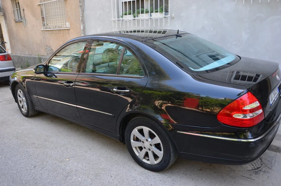 Tirane, shes makine Mercedes e class 270 Nafte, blu e errët automatik Kondicioner 220.000 km 3.000 €