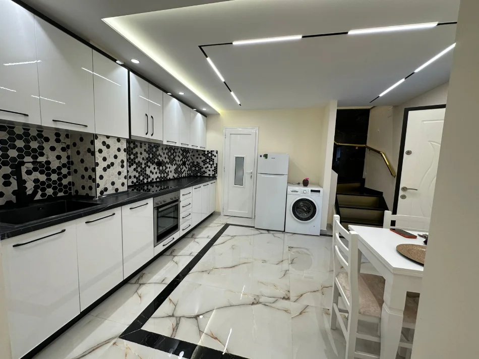 Tirane, jepet me qera apartament duplex 2+1 , 100 m² 800 € (Fakulteti Ekonomikut)