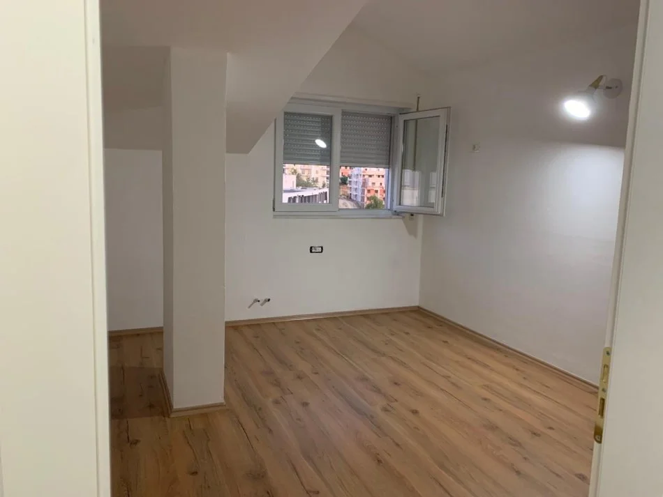 Tirane, jepet me qera apartament duplex Dublex Kati 4, 150 m² 400 € 
