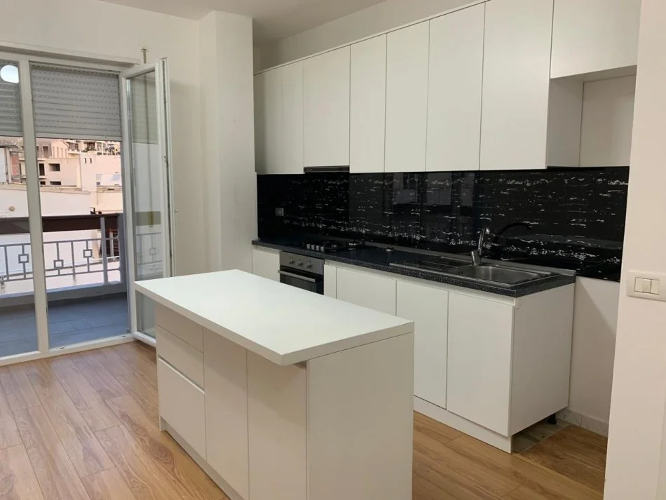 Tirane, jepet me qera apartament duplex Dublex Kati 4, 150 m² 400 € 