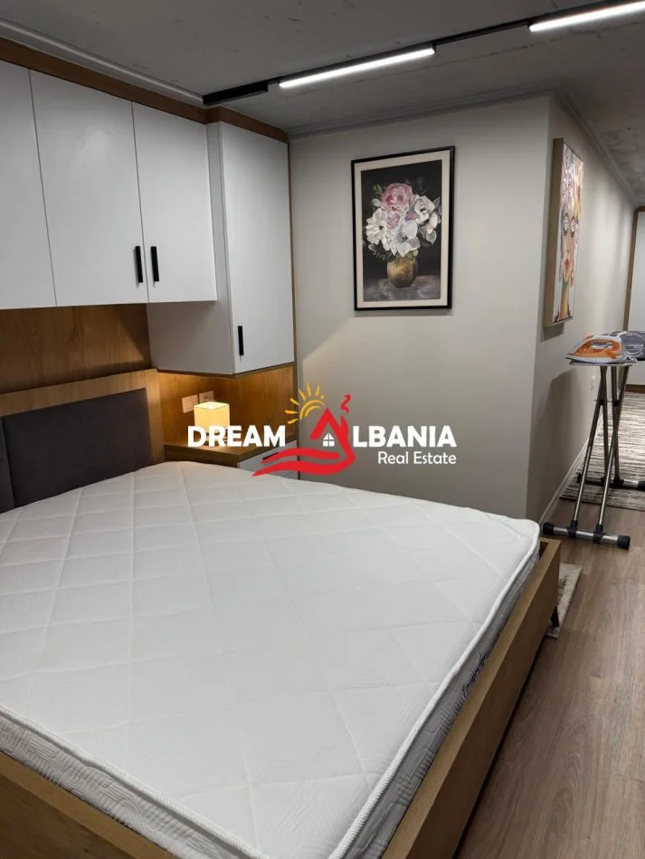 Tirane, jepet me qera apartament Dublex Kati 1, 70 m² 650 € (ne Rrugen e Kavajes, prane Kompleksit Golden Park)