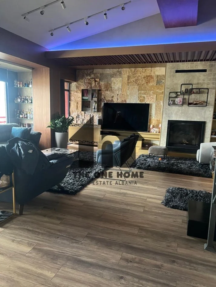 Tirane, jepet me qera apartament+verande | Penthouse Dublex Kati 8, 250 m² 1.900 € (Liqeni Artificial)
