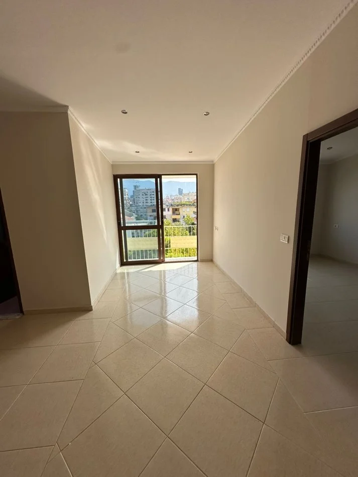 Tirane, shes apartament 2+1+Aneks+Ballkon Kati 5, 105 m² 135.000 € (21 dhjetori)