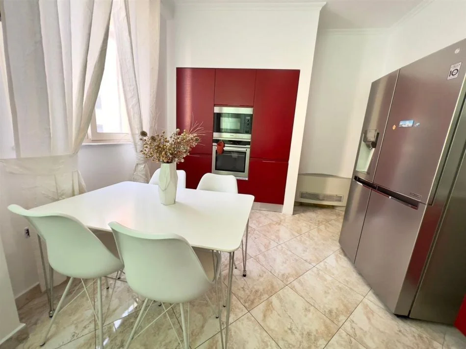 Tirane, jepet me qera apartament 3+1 Kati 1, 150 m² 1.100 € (rruga abraham linkoln)