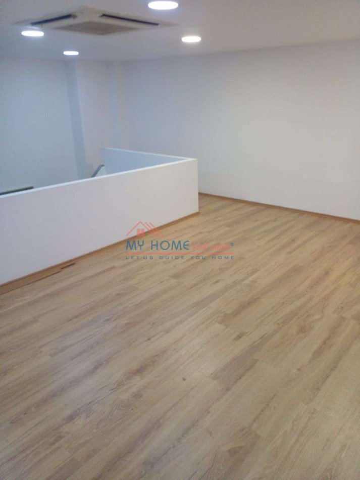 Tirane, jepet me qera dyqan Kati 2, 60 m² 600 € (Rruga e Barrikadave)