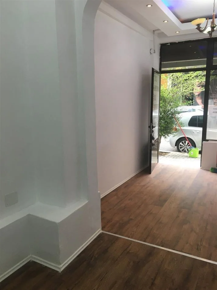 Shitet ambjent bisnesi dyqan 100 m2 (rruga e durresit)