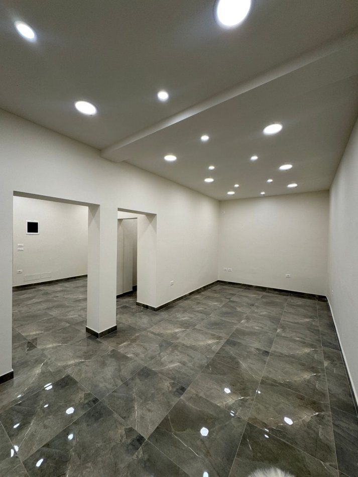 Tirane, shes dyqan , 67 m² (Sulejman Delvina)