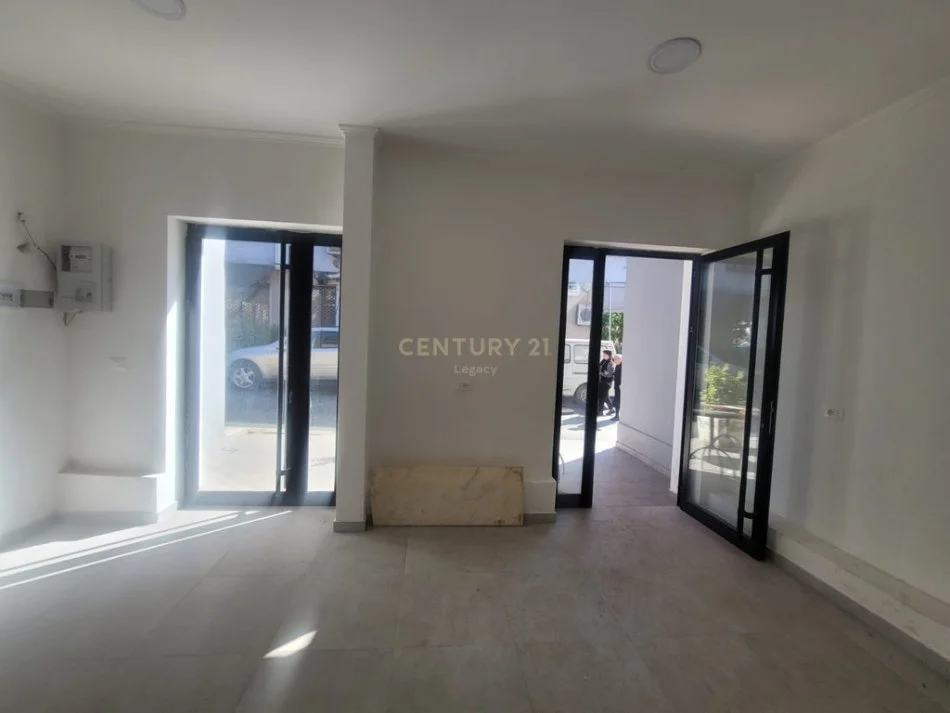 Tirane, jepet me qera dyqan Kati 0, 37 m² 250 € (kinostudio)