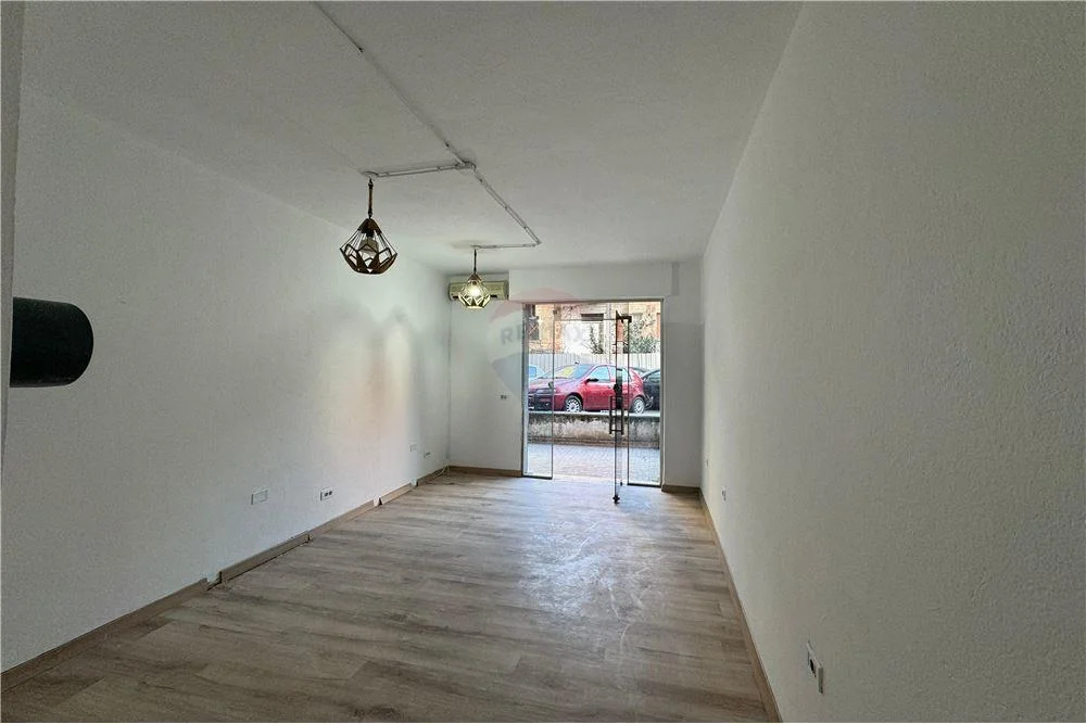 Dyqan - Në Shitje - Tirana e Re - Petronini, Shqipëri